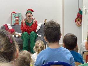 Na kanapie siedzi Pani w stroju Elfa