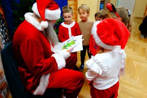 Dzieci z grupy 3 wręczają mikołajowi własnoręcznie wykonane rysunki