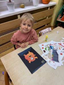 Chłopiec wykonuje pracę plastyczną