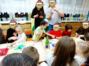 Rodzice z dziećmi robią świąteczne choinki