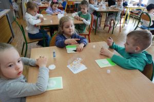 Dzieci wykonują kartkę wielkanocną