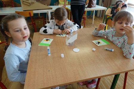 Dzieci wykonują kartkę wielkanocną