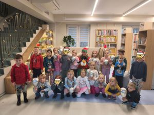 Zdjęcie grupowe dzieci z Elfem