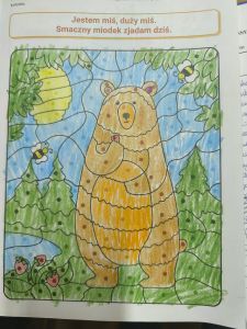 Zdjęcie pokolorowanej karty pracy- kolorowanie misia wg wzoru