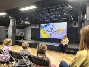 Dzieci rozmawiają o emocjach z prowadzącą zajęcia