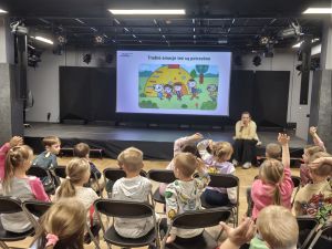 Dzieci rozmawiają o emocjach z prowadzącą zajęcia