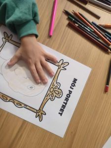 Dziecko rysuje swój portret