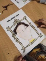 Zdjęcie portretu narysowanego przez dziecko