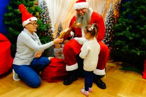 Dziewczynka dostaje prezent od św. Mikołaja