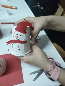 Zdjęcie  Bałwanka zrobionego z kubeczków