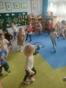 Dzieci biegają po dywanie wokół warzyw