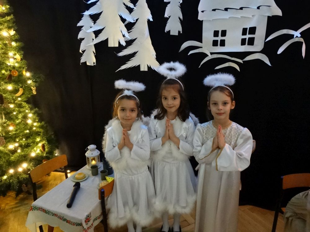 3 dziewczynki w strojach aniołków