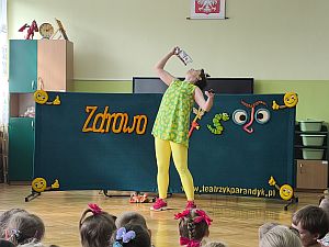 Aktorka grająca Anię udaje że je chipsy