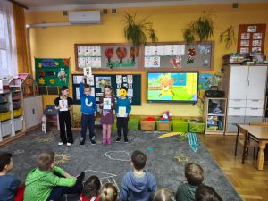 Zdjęcie dzieci z grupy 4 biorących udział w zajęciach angielskiego Tom and Keri