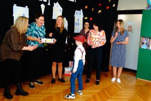 Chłopiec odbiera nagrodę od jury