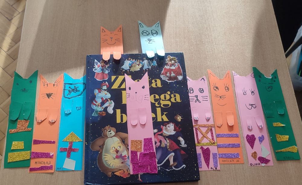 Gotowe zakładki do książek w kształcie kotków zrobione przez dzieci.