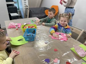 Dzieci wykonują pracę plastyczną przedstawiającą baletnicę