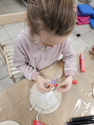 Dziewczynka wykonuje baletnicę