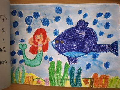 Obrazek namalowany przez dziecko. Mała syrenka a obok rekin