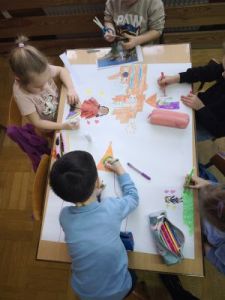 Dzieci tworzą swój własny plakat. Stolik nr 1