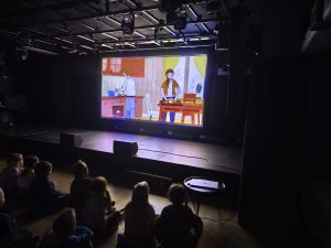 Dzieci oglądają bajkę