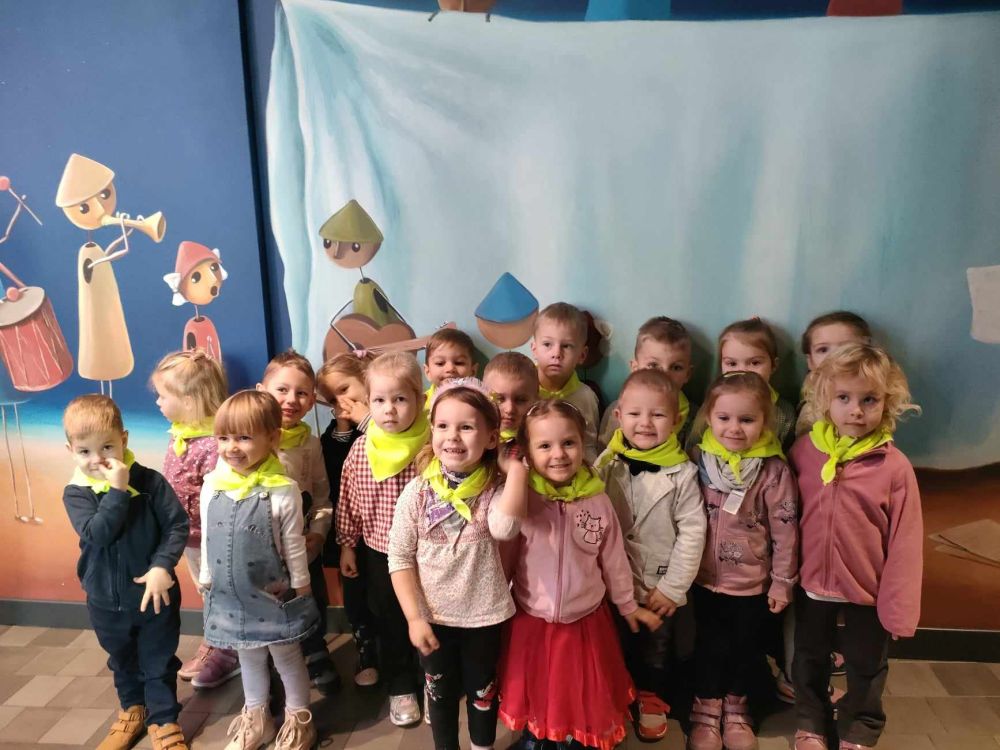 Zdjęcie grupowe- dzieci stoją w teatrze 