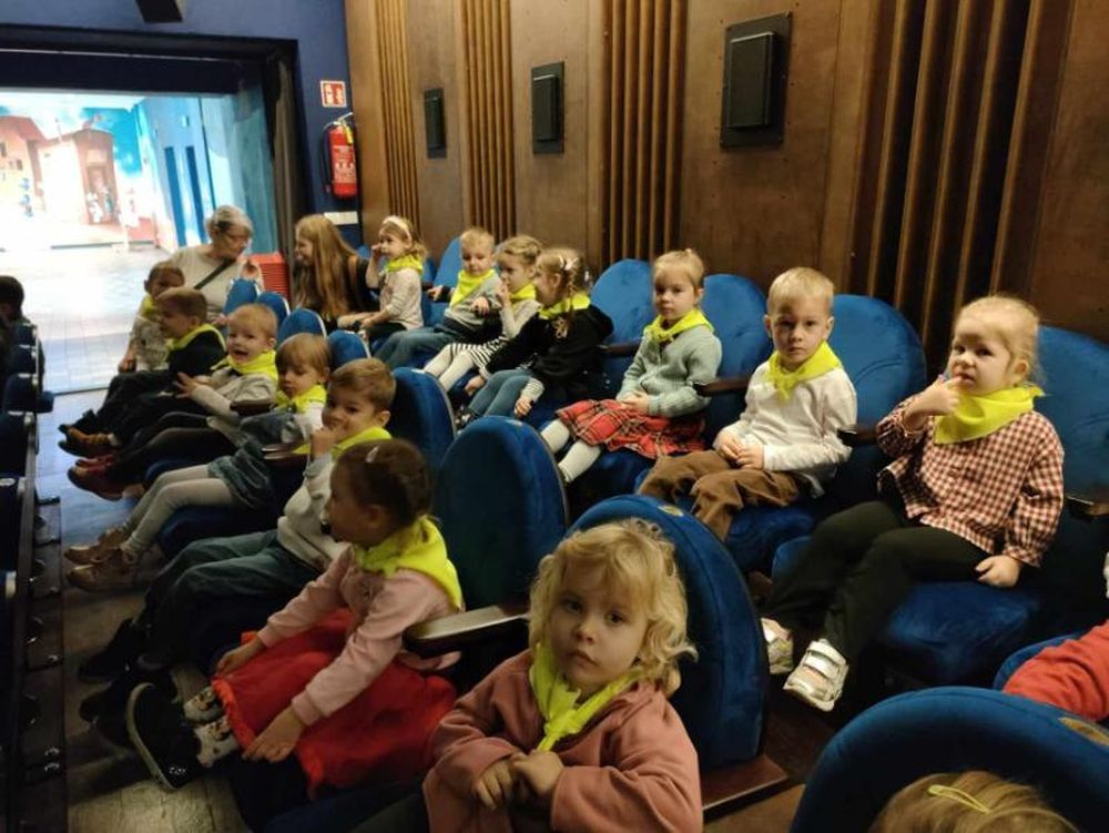 Dzieci siedzą na widowni w teatrze