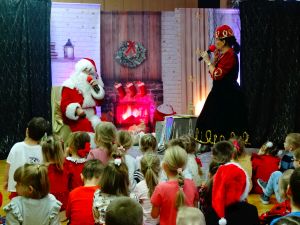 Na scenie jest Pani Mikołajowa i św. Mikołaj, który siedzi na krześle