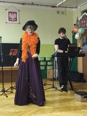 Na scenie jest diwa operowa i muzyk który gra na keybordzie