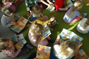 Dzieci oglądają książeczki, które dostały