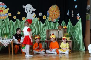 Czerwony kapturek rozmawia z trzema kurczaczkami