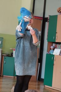 Aktorka trzyma w ręku pacynkę żywiołu wody